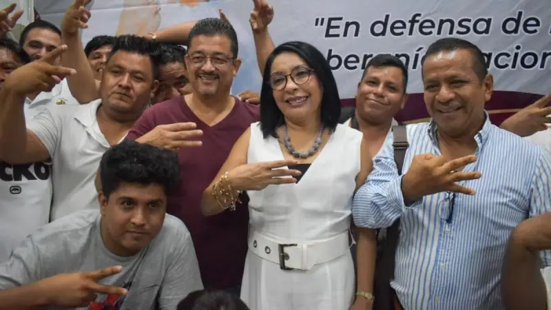 Esthela Damián se reúne con vecinos de la Costa Azul; cierran filas con la exconsejera jurídica