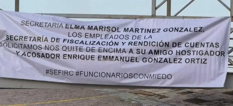 Coahuila: exhiben con manta caso de acoso en la SEFIRC