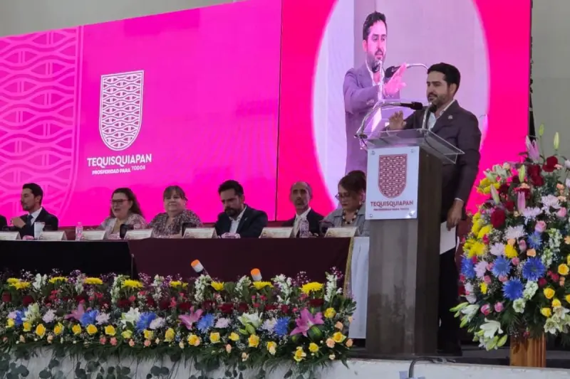 Agustín Dorantes apadrina graduación de más de 500 estudiantes del CETIS 142 en Tequisquiapan