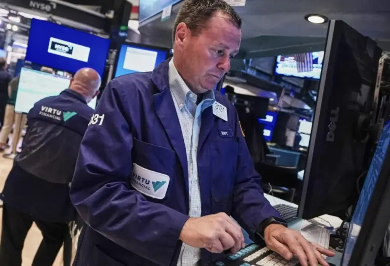 Wall Street cierra la ‘semana corta’ con récord en el Dow Jones; Nasdaq cae 0.8%