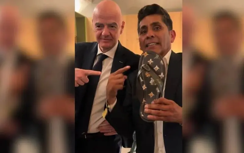 Regala Infantino sandalias de lujo a Jorge Campos