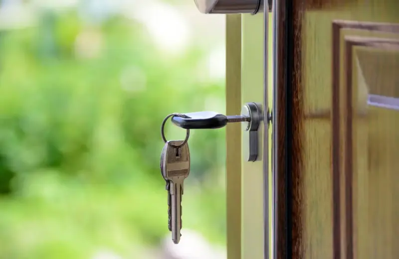 Dejar las llaves puestas por dentro de la puerta puede poner en riesgo la seguridad de tu casa, y esta es la razón por la que especialistas recomiendan evitarlo