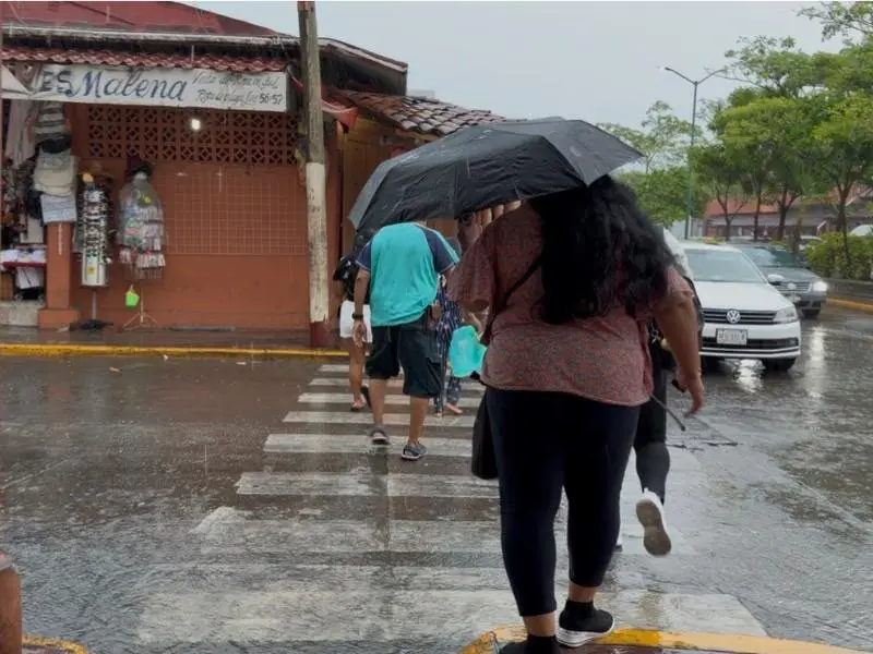 Tormenta eléctrica deja fuertes encharcamientos en calles de Zihuatanejo