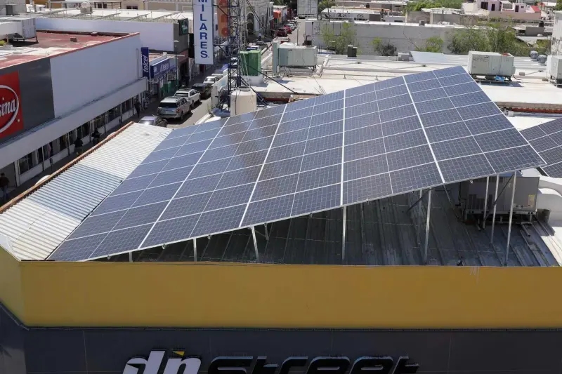 Apagones y altos recibos de luz impulsan a empresarios a buscar paneles solares como solución