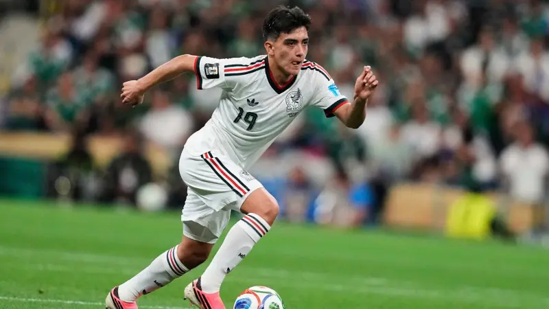Gilberto Mora se gradúa de la prepa; Memo Ochoa lo felicita: ‘Te admiro, sigue soñando’