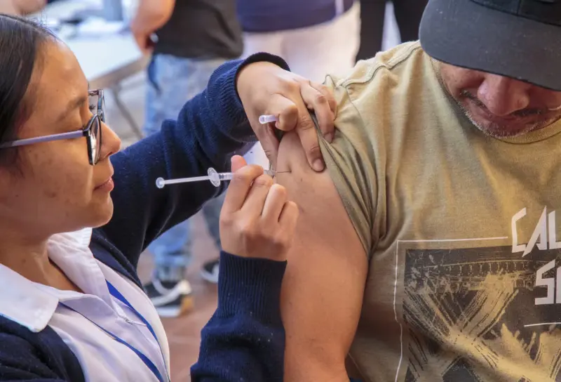 Salud refuerza vacunación contra COVID-19 y sarampión