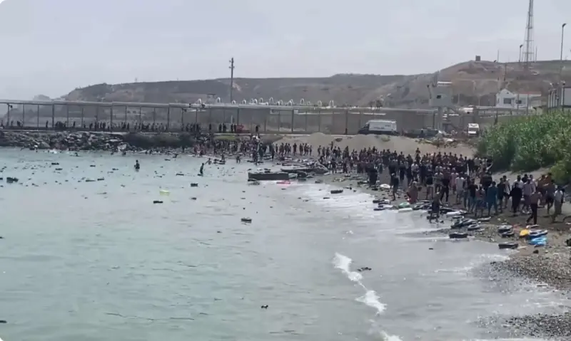 El Gobierno despliega al Ejército para intervenir en la mayor crisis migratoria de Ceuta desde 2021