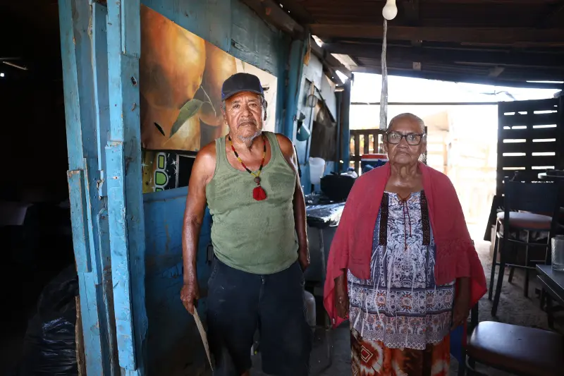 Familias de la invasión Mirabal en Hermosillo resisten calor extremo de casi 50°C sin electricidad en viviendas de cartón y madera