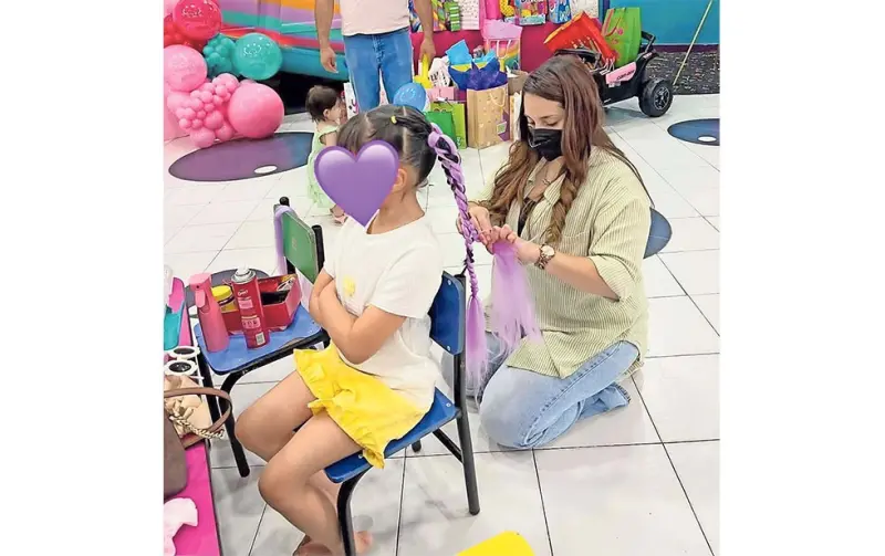 Brinda emoción a los menores con sus peinados favoritos
