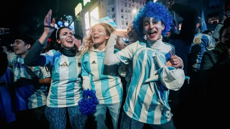 Hinchas argentinos agotan pasajes aéreos a EU para ver la final del Mundial 2026 contra España