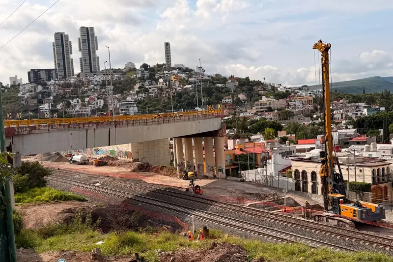 Ajustan cierres vehiculares en Bernardo Quintana por obra del tren México-Querétaro