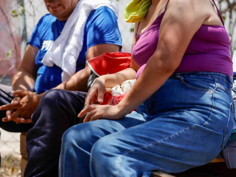Pareja deportada de Estados Unidos busca apoyo en Mexicali para regresar a su ciudad