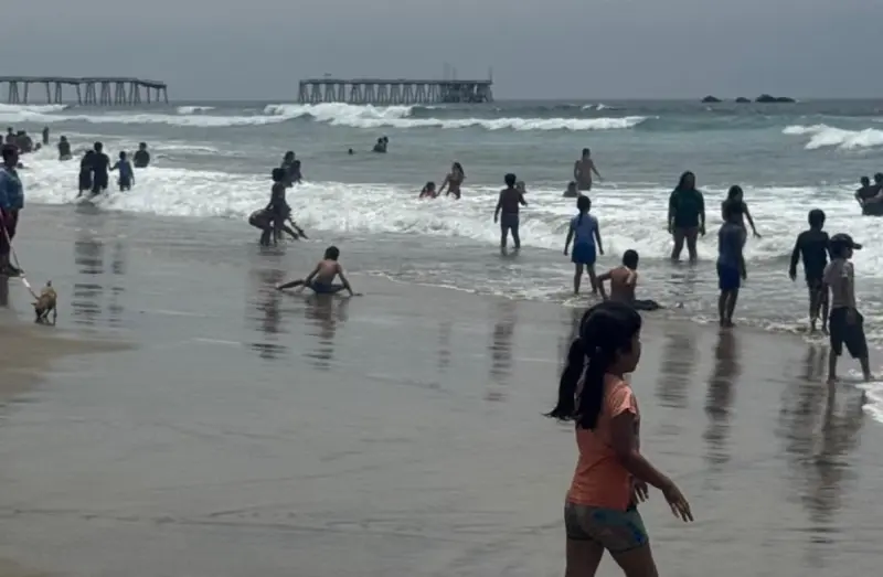 Bandera roja y calor llenan de visitantes las playas de Rosarito