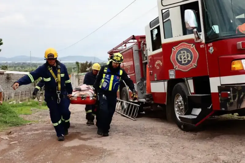 Bomberos rescatan a mujer tras caer de segundo piso en Rincón de Ojo de Agua