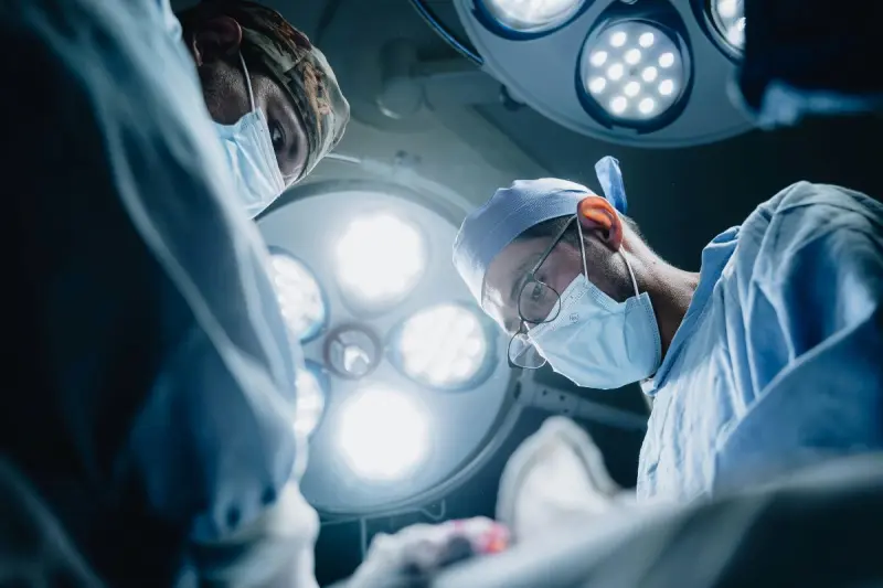 Médico acusado de presuntos delitos graves en Querétaro promueve amparo