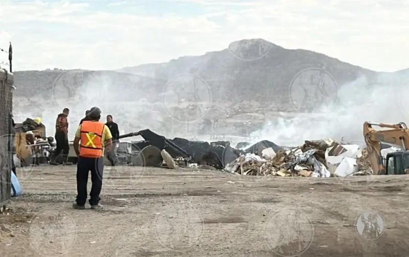 Cede fuego en recicladora; lo combate un equipo de bomberos y maquinaria pesada