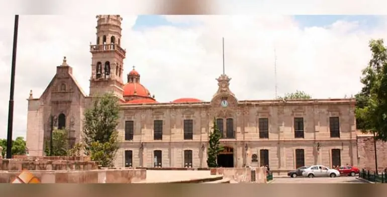Se reinstala Sergio Carmelo como director de Derecho de la UMSNH