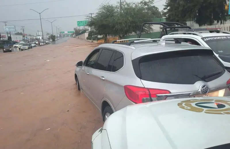 Vehículos varados y dos personas rescatadas tras fuertes lluvias en Nogales, autoridades emiten alerta y recomiendan no cruzar estas vialidades