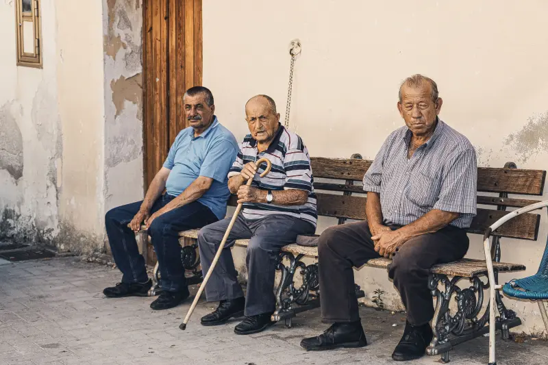 La psicología explica que las personas que siempre saludan a sus vecinos no solo son amables, sino que fortalecen la convivencia, reducen el aislamiento y favorecen su bienestar emocional