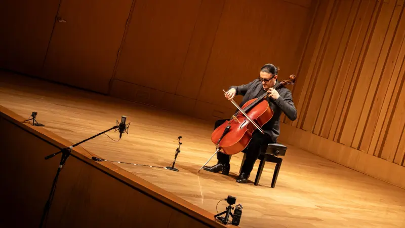 Arranca el FIV León con auditorio lleno con el concierto de Santiago Cañón