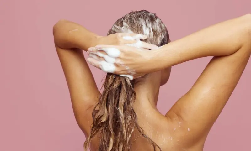 Suspenden uso de shampoo Oribe por riesgo de contaminación bacteriana