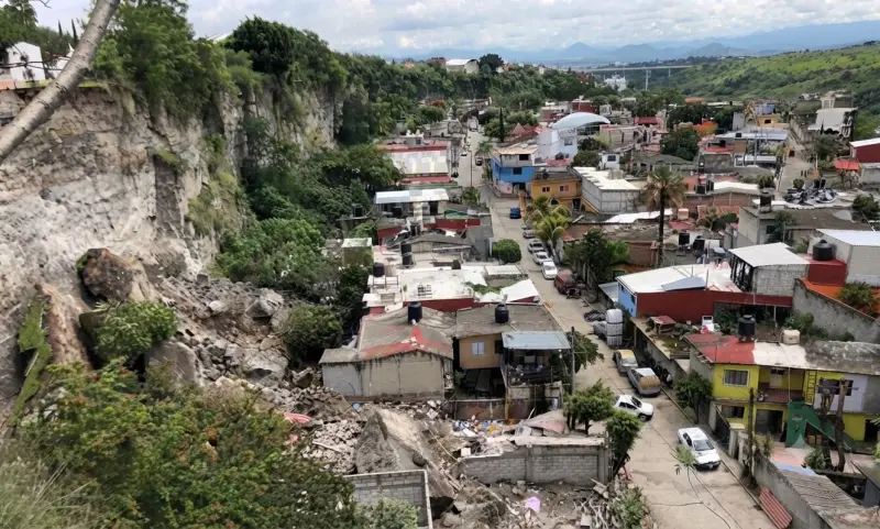 Notifican a mil personas en zonas de riesgo de la capital