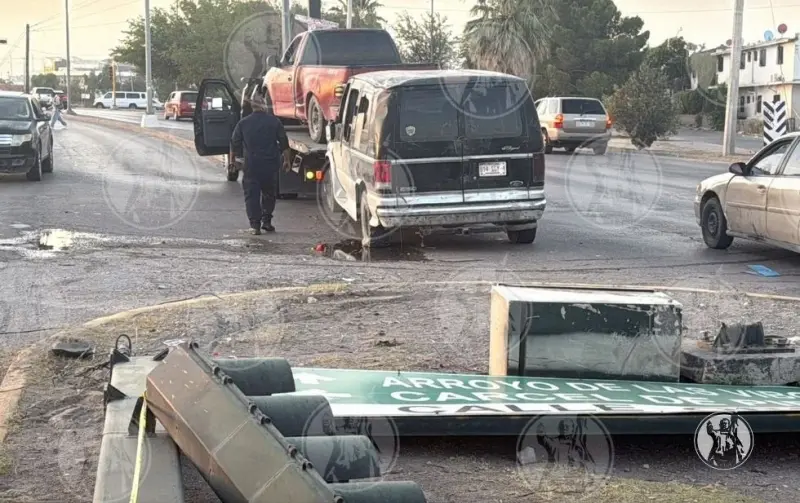 Choca contra semáforo, vuelca y abandona la camioneta