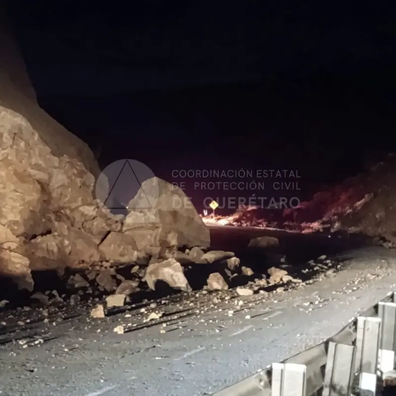 Atienden derrumbre en la carretera a la Sierra Gorda; hay un carril bloqueado