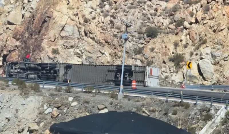Vuelca tráiler en La Rumorosa y provoca cierre de carril