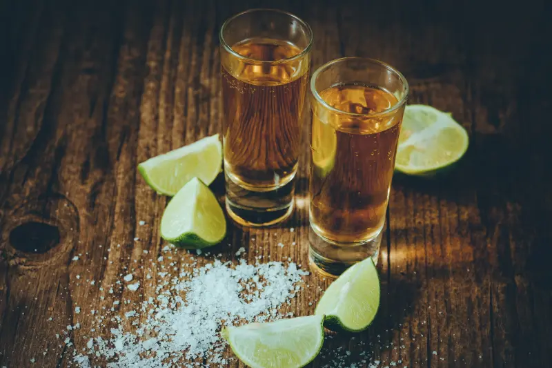 Cofepris alerta por tequila Gran Centenario falsificado vendido en línea: revisa el lote y estas señales antes de consumirlo