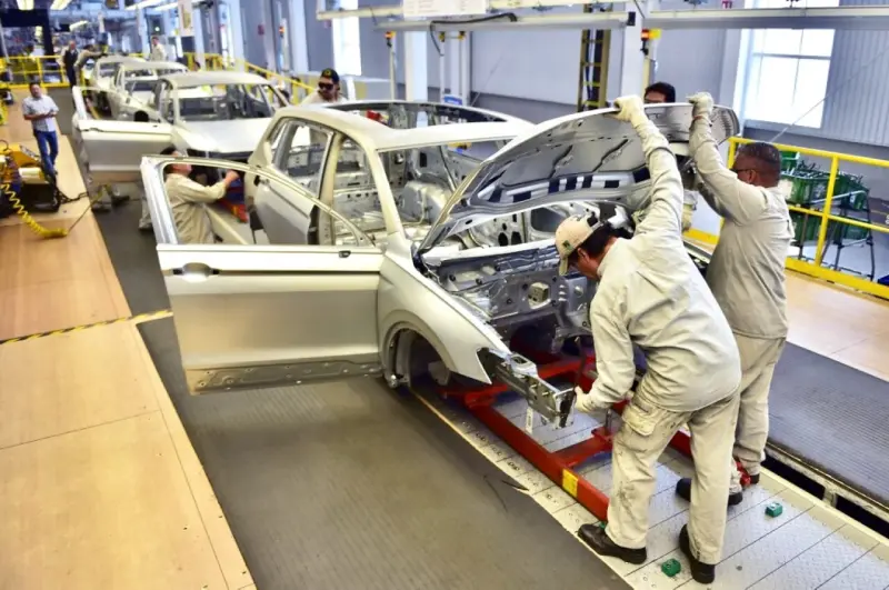 Economía asegura que Toyota conservará 2,800 empleos y que otra automotriz invertirá 500 mdd