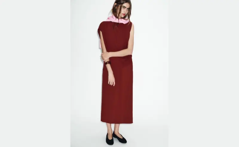 El vestido asimétrico en rojo cereza que parece de firma y está volando en rebajas