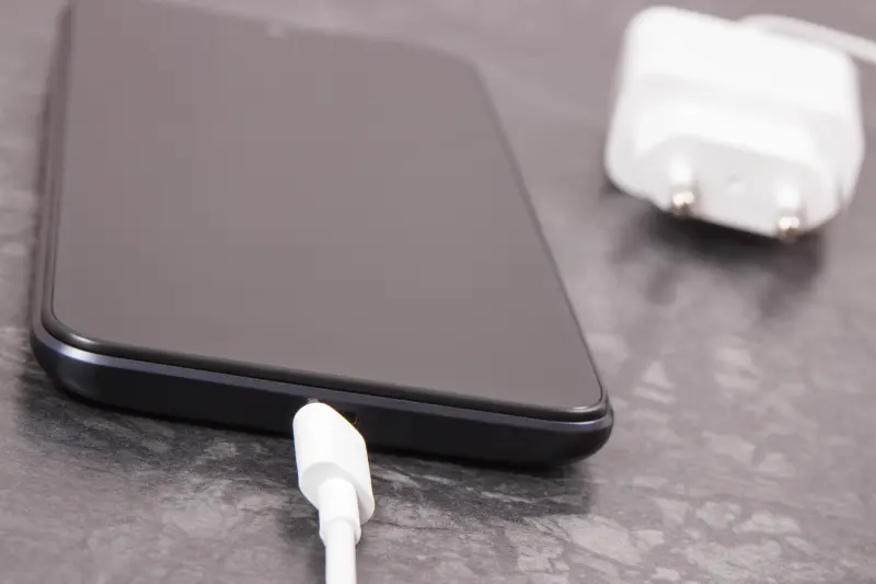 Vampiros de energía: Lo que le pasa a tu cargador (y a tu factura de luz) cuando lo dejas conectado sin el celular
