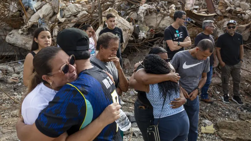 Aún bajo los escombros