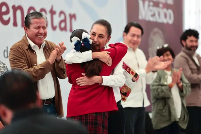 Claudia Sheinbaum anuncia becas universales para miles de estudiantes