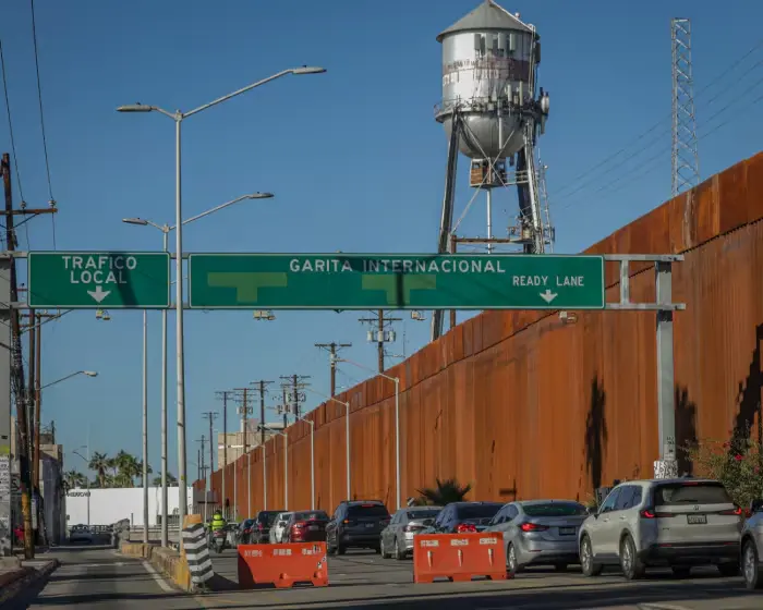 Tiempos de espera superan la hora en las garitas de Mexicali para cruzar a Calexico este lunes