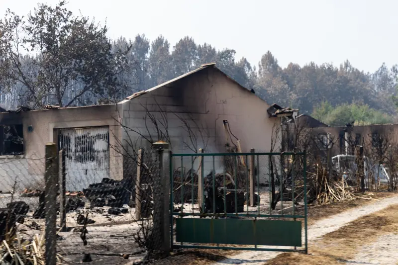 Evacúan a 4 mil personas de lugares turísticos en la costa atlántica de Francia ante el riesgo de los incendios forestales