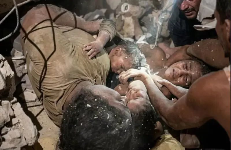 Madre venezolana habría sobrevivido 11 días bajo los escombros alimentando a sus tres hijos con leche materna
