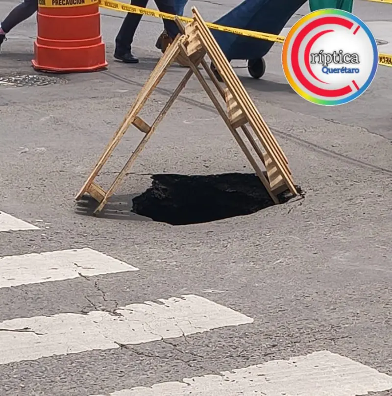Socavón cierra carriles de Avenida Pasteur; tráfico colapsa rumbo al Centro