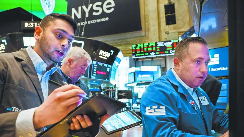 Wall Street con ligera baja con atención en Irán