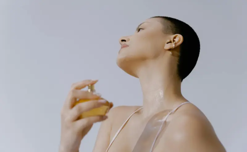 Rare Beauty tiene la bruma corporal que refresca piel y cabello por solo 12 euros