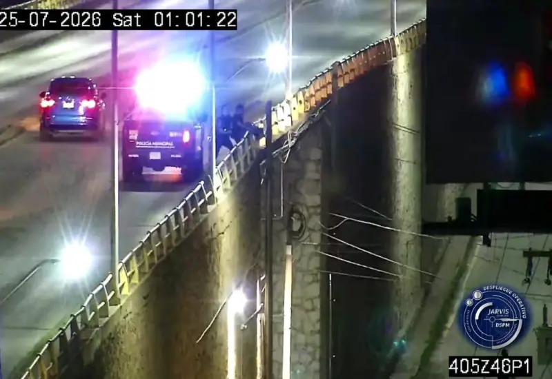 Policías rescatan a joven en puente de la Lealtad II