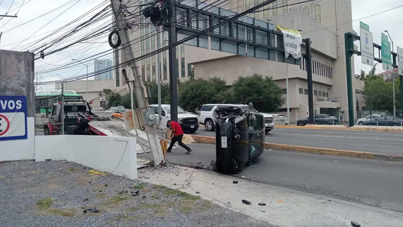 Termina volcado con su Tesla en Nuevo León; lo llevaba en piloto automático
