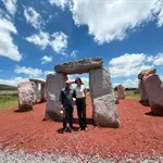 Expone Rubén Maya obra escultórica a pie de carretera