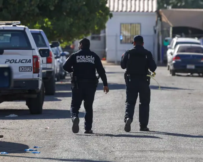 Mujer es asesinada presuntamente por su pareja tras riña; el hombre se atrincheró en un cuarto y lesionó a un policía antes de ser detenido