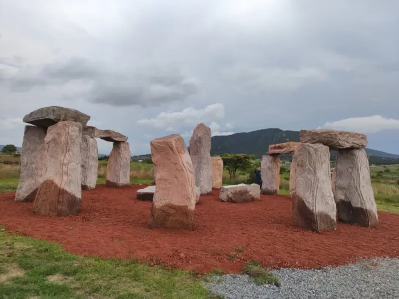 Rubén Maya instala obra escultórica a pie de carretera en Huimilpan