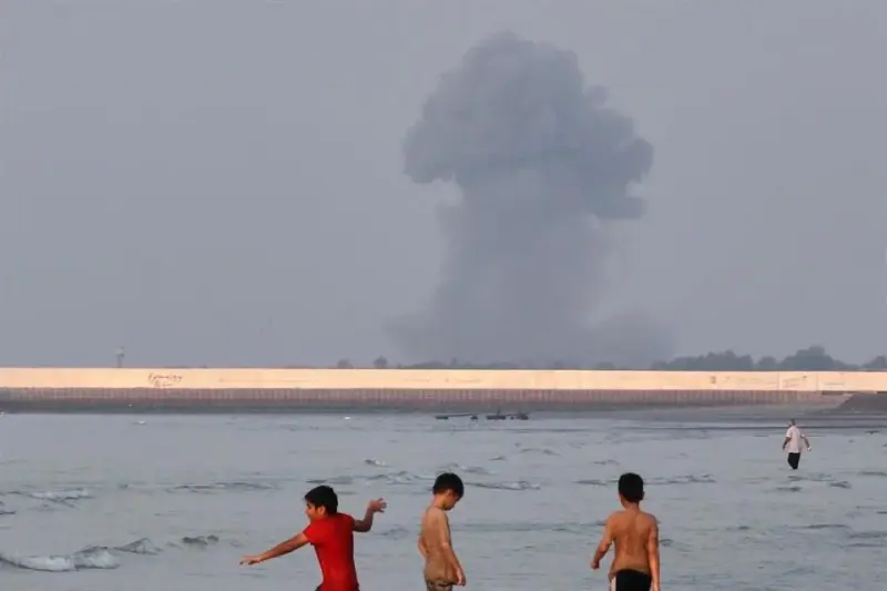 Afirma Irán que dos petroleros explotaron por minas en Ormuz