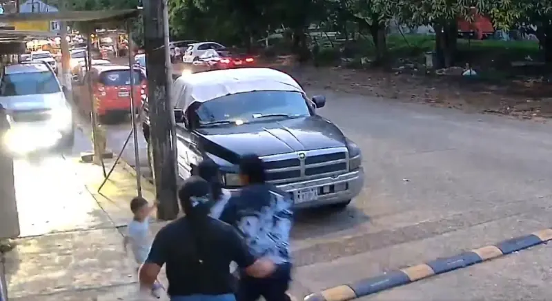 Video capta momento en que una familia se salva de ser atropellada en Veracruz; buscan al conductor