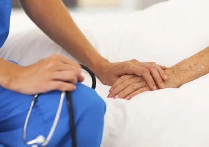 Sanidad cambia las reglas de la eutanasia para acelerar los casos más urgentes y evitar que pacientes mueran esperando