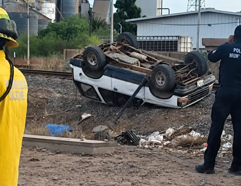 Una persona muere y dos resultan lesionadas tras volcamiento en la carretera México 15 en Ciudad Obregón